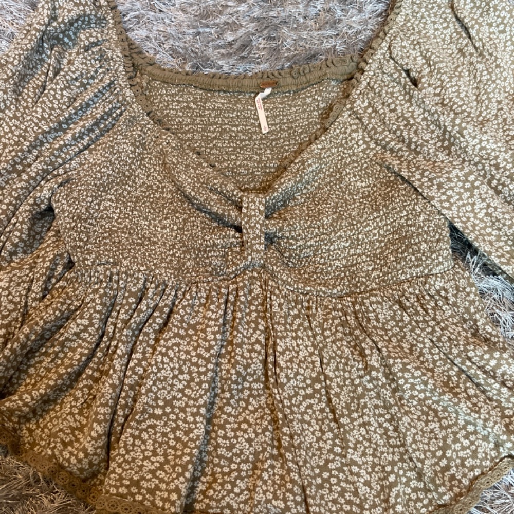 Free People Smocked Cropped Long Ruffled Sleeve Top Size Large - Picture 4 of 6